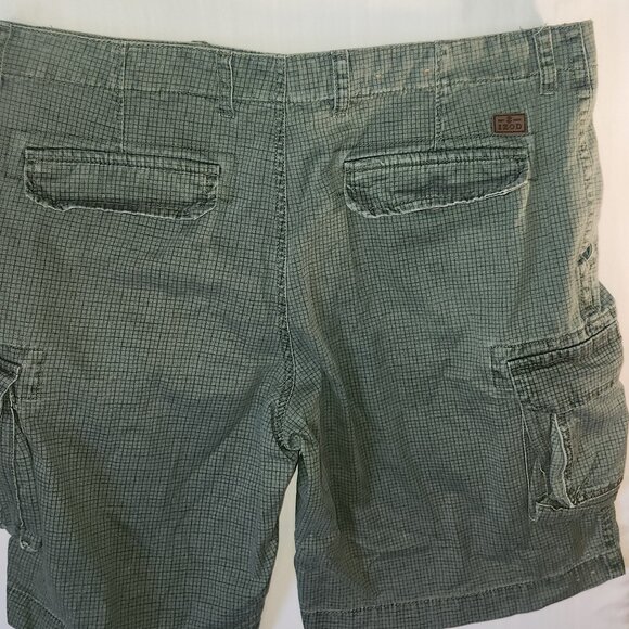 IZOD quality long Cargo shorts, Green checked in size 38 - Picture 4 of 16